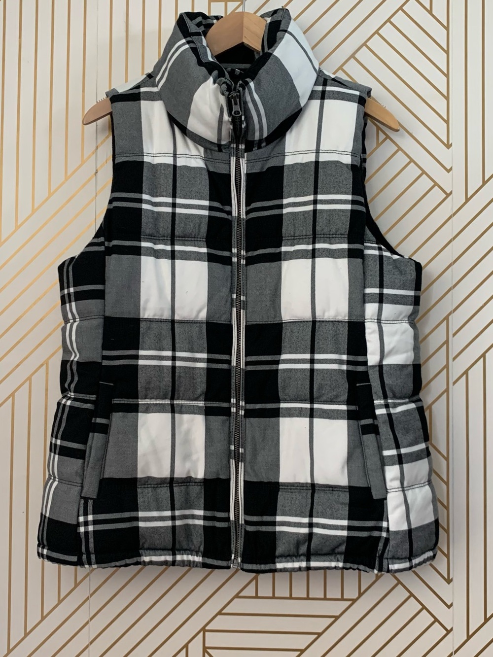 Old Navy Plaid fleeced lined Puffer Vest Black & White Buffalo plaid tartan L